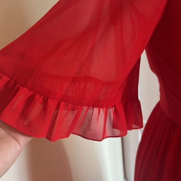 Ieena for Mac Duggal Stunning Red Ruffled V-neck Slit Gown - NWT - Size 0 - Picture 10 of 16